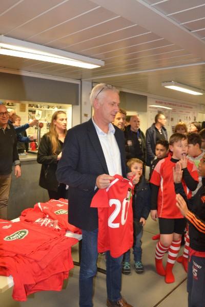 Remise des nouveaux jeux de maillots à notre Ecole de Rugby en présence des partenaires et de M. Salim ACHIBA , Adjoint  au Maire chargé des Sports