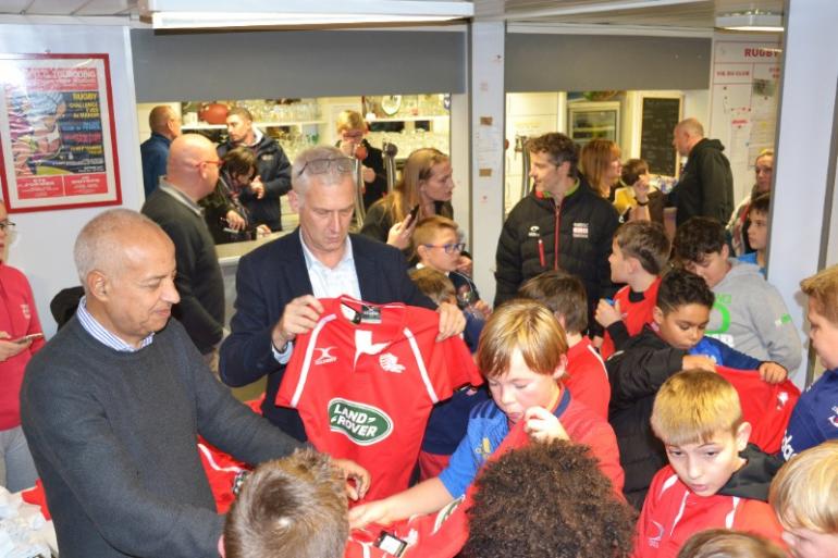 Remise des nouveaux jeux de maillots à notre Ecole de Rugby en présence des partenaires et de M. Salim ACHIBA , Adjoint  au Maire chargé des Sports