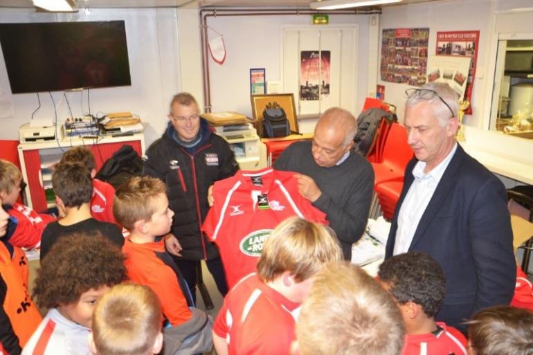 Remise des nouveaux jeux de maillots à notre Ecole de Rugby en présence des partenaires et de M. Salim ACHIBA , Adjoint  au Maire chargé des Sports